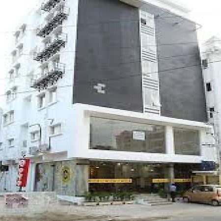 La Riviera Suites Madhapur Haïdarabad Extérieur photo