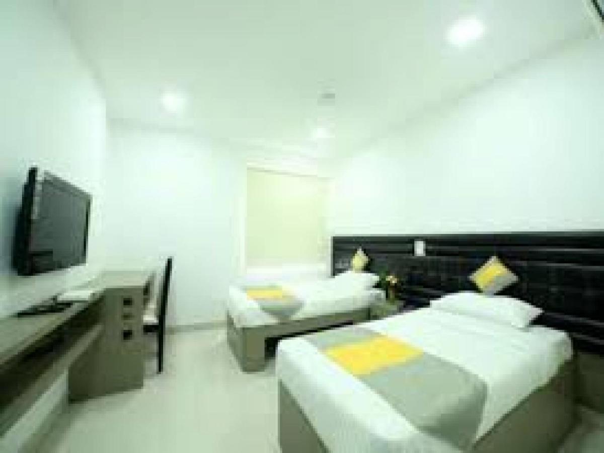 La Riviera Suites Madhapur Haïdarabad Extérieur photo