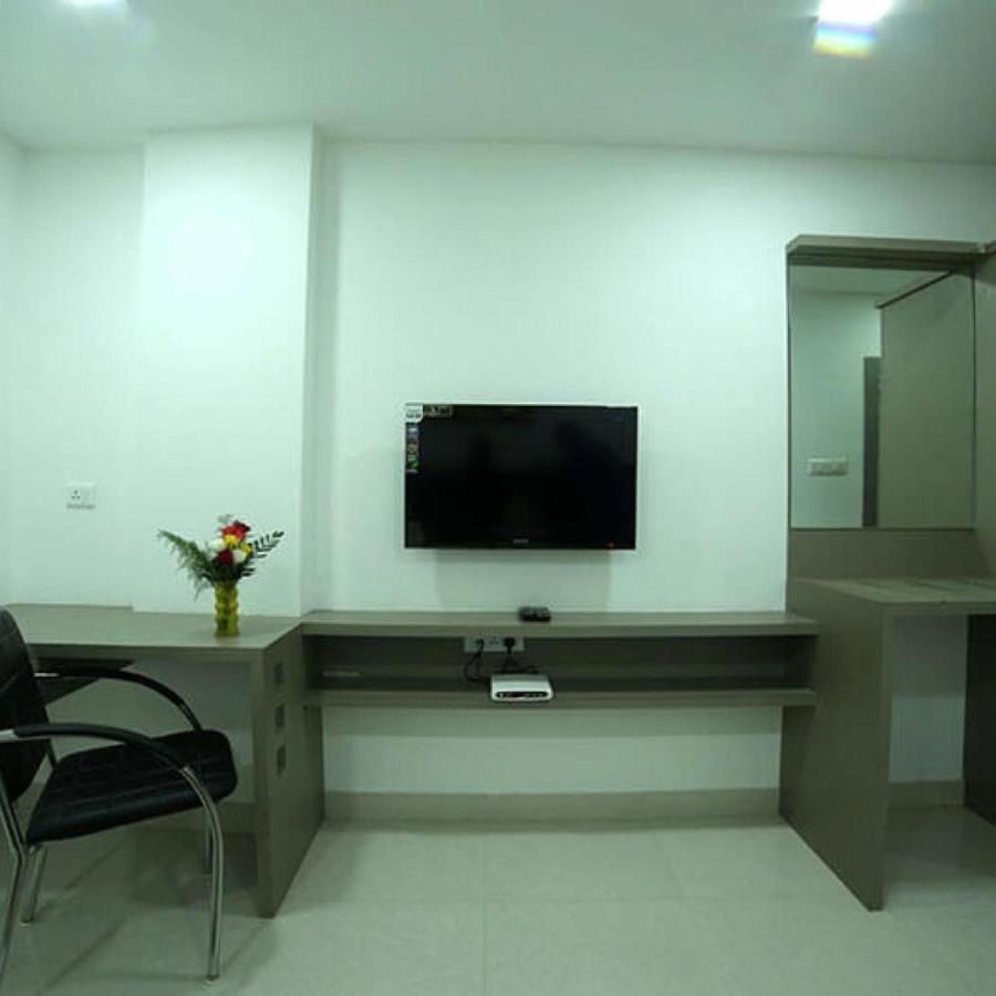 La Riviera Suites Madhapur Haïdarabad Extérieur photo