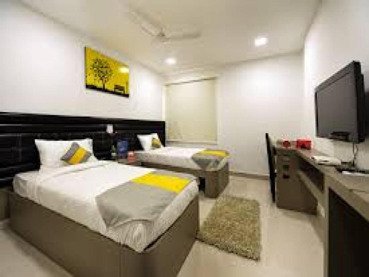 La Riviera Suites Madhapur Haïdarabad Extérieur photo