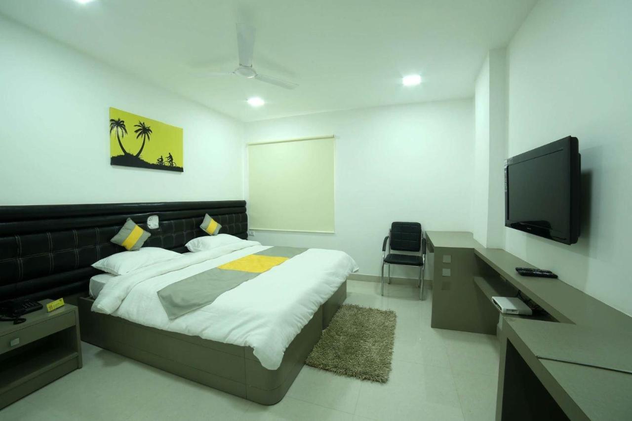 La Riviera Suites Madhapur Haïdarabad Extérieur photo