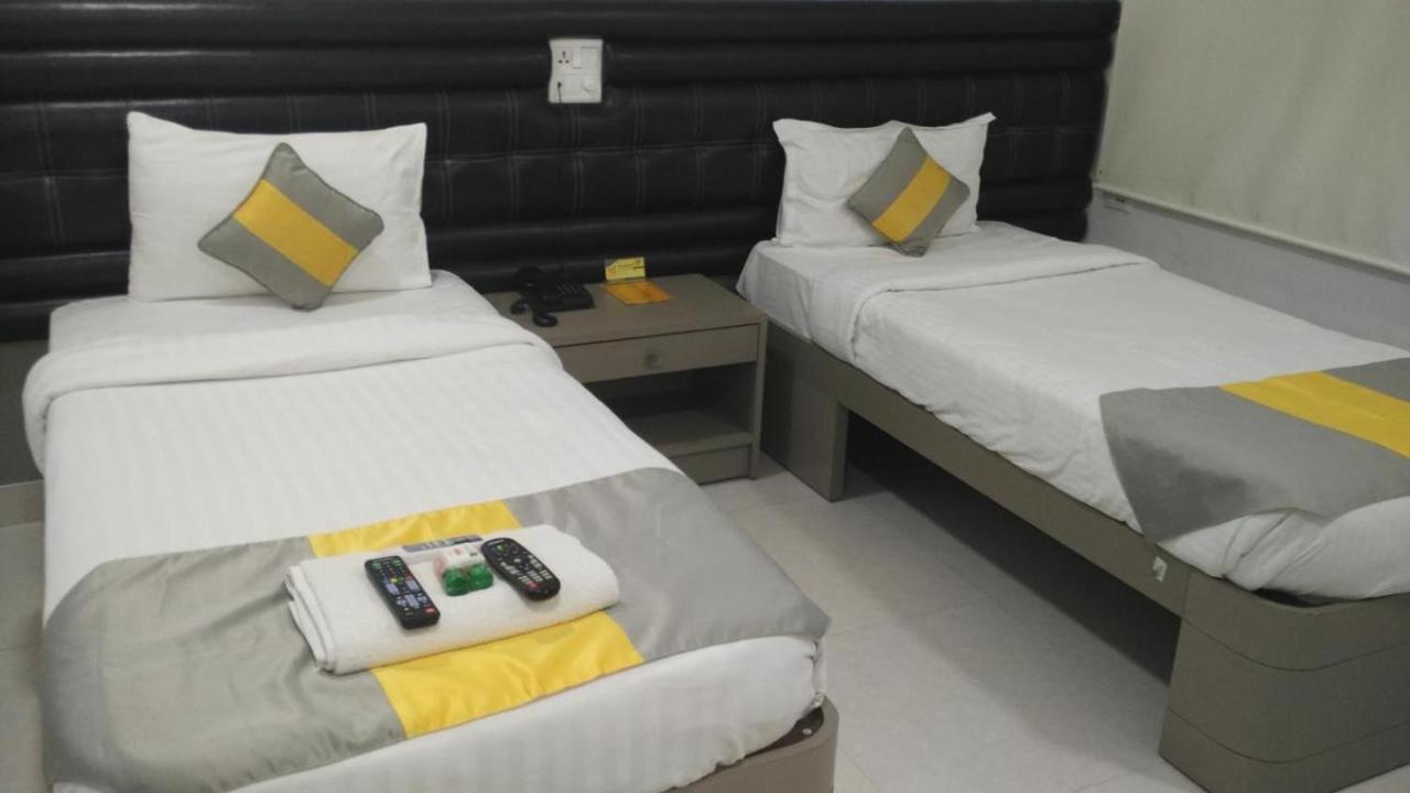 La Riviera Suites Madhapur Haïdarabad Extérieur photo
