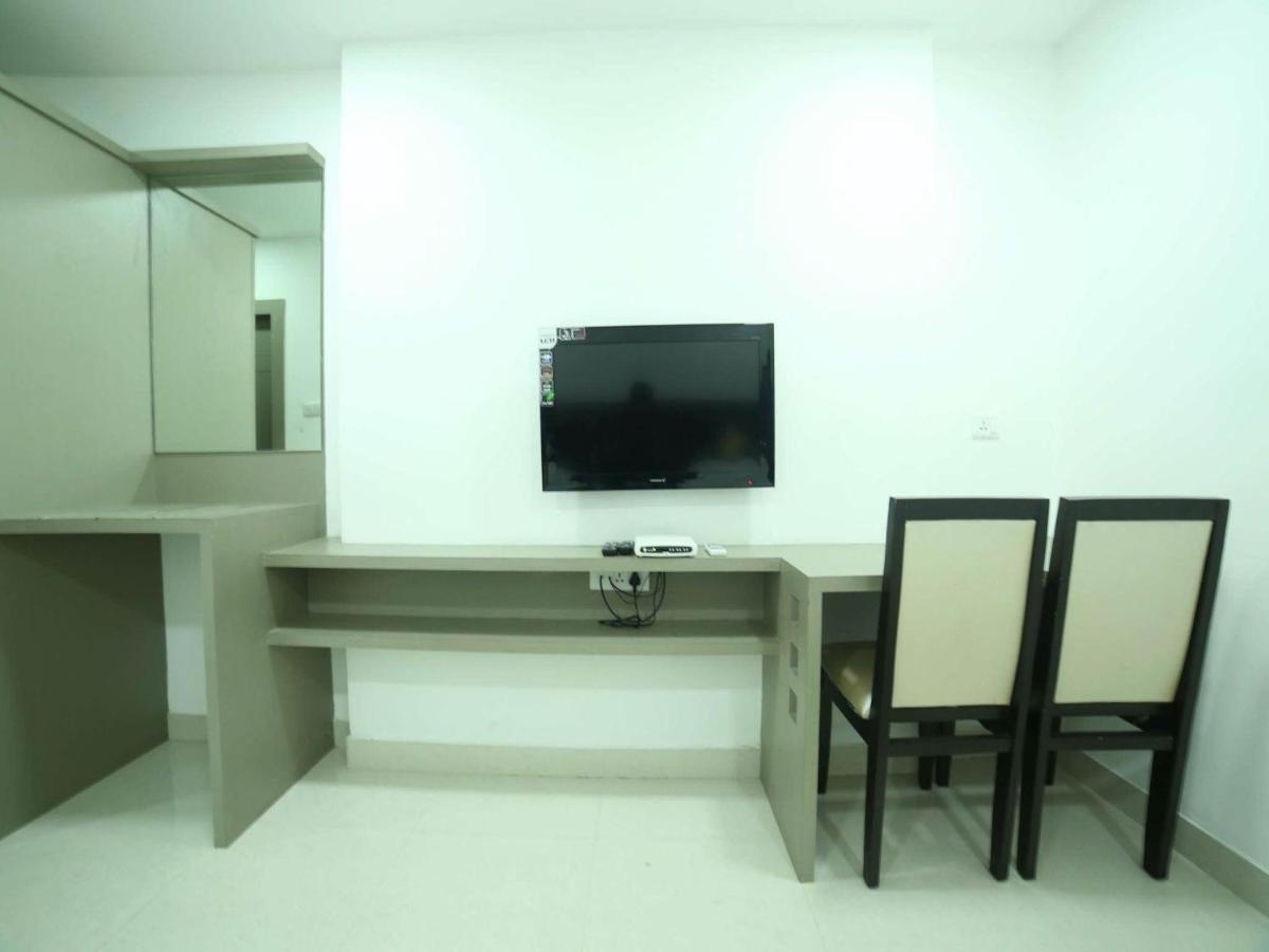 La Riviera Suites Madhapur Haïdarabad Extérieur photo